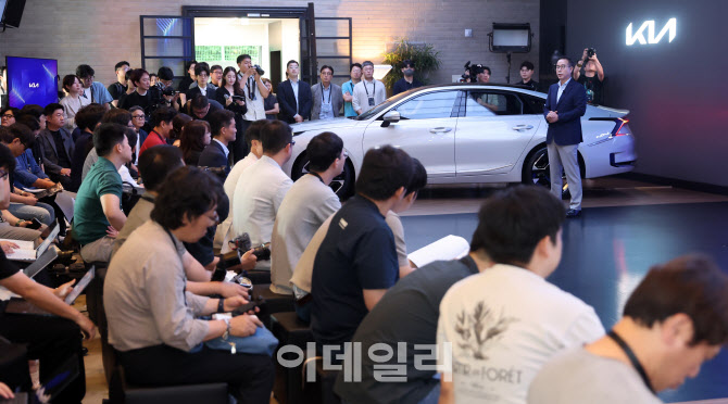 '기아 더 뉴K8' 소개하는 정원정 기아 국내사업본부장                                                                                                                                      