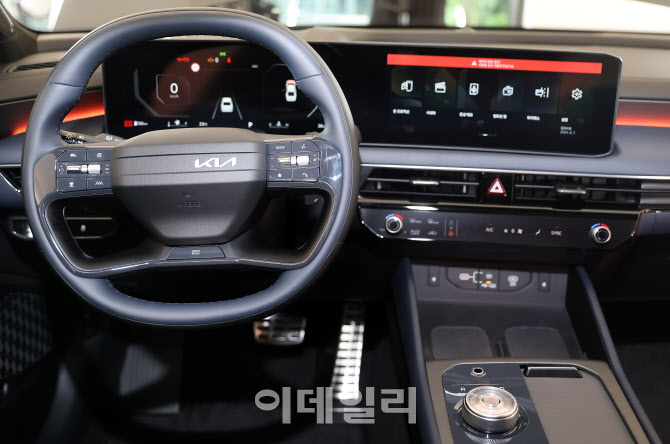 '기아 더 뉴K8'의 스티어링휠과 대시보드                                                                                                                                                  