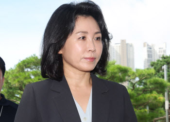 '법인카드 유용 의혹' 김혜경, 1심 선고 연기