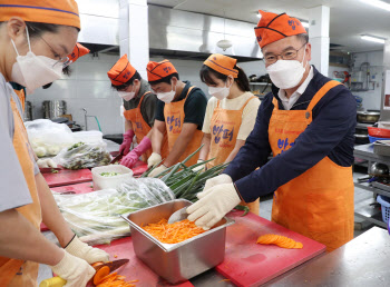 밥퍼 봉사활동하는 박서홍 농업경제대표