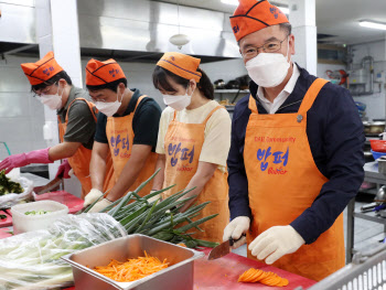 무료급식소 봉사활동하는 박서홍 농업경제대표