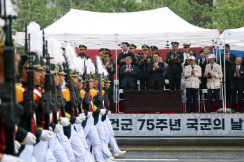 작년 비 때문에 행사 제대로 못해…'꼼수' 규정으로 국군의 날 또 대규모