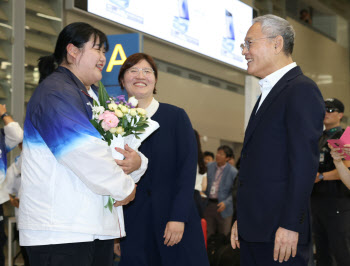 ‘금의환향’ 선수단…환영하는 유인촌 장관, 장미란 차관