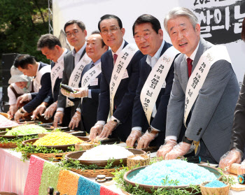 '쌀의 날' 8색 김밥만들기 참여한 강호동 농협회장