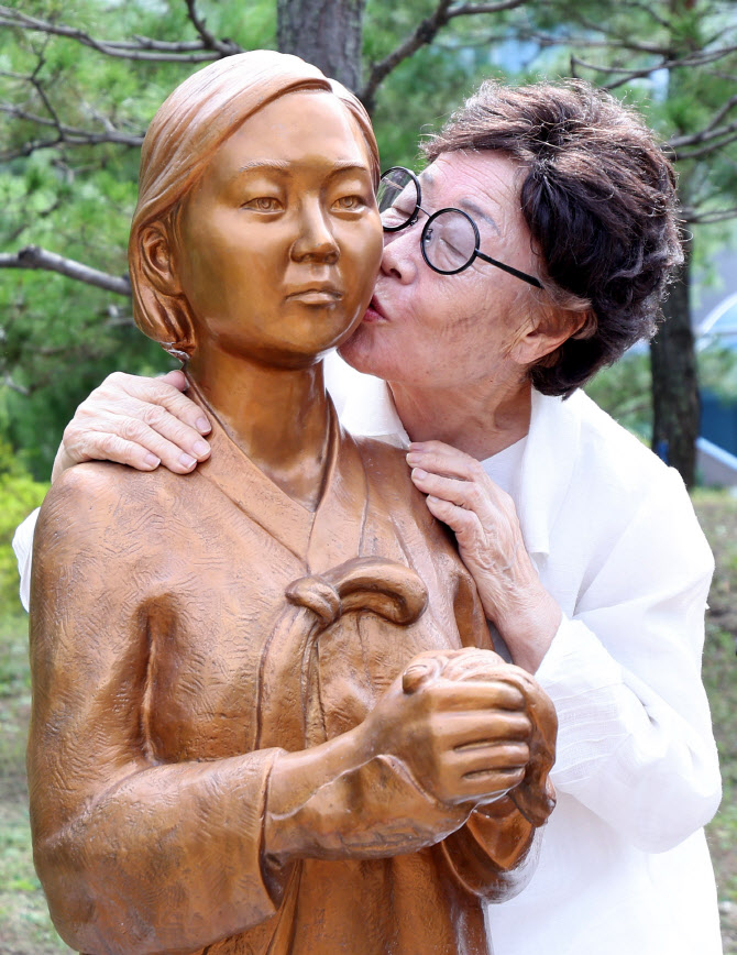  소녀상에 입맞춤하는 이용수 할머니                                                                                                                                                                