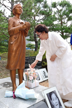 [포토] 소녀상에 헌화하는 이용수 할머니                                                                                                                                                                  