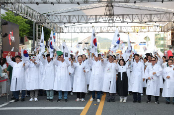 태극기·만세 함성으로 가득찬 대전 0시 축제장