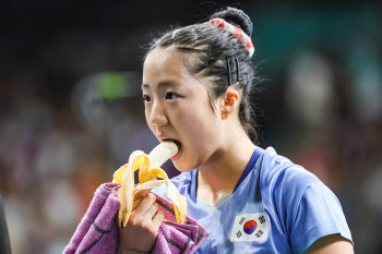 '바나나 먹방' 신유빈, 광고 모델까지 꿰찼다…후배 위해 1억원 기부