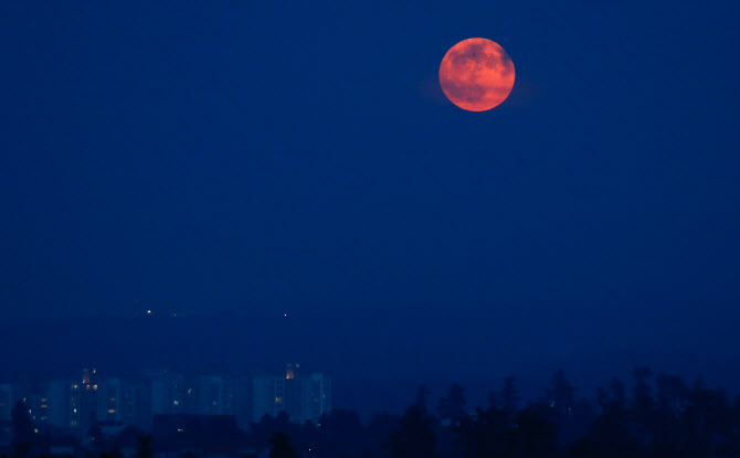  올해 첫 슈퍼문 떠오른 제주                                                                                                                                                                       