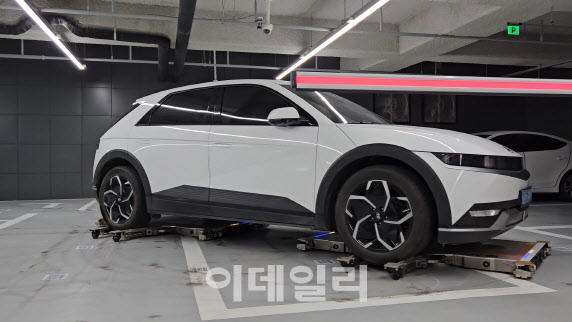 車 번쩍 들어 360도 회전, 2분이면 OK…발레파킹, 로봇이 해준다 - 뉴스 썸네일 이미지