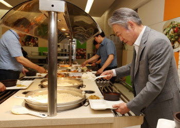 구내식당 자율배식하는 강호동 농협회장