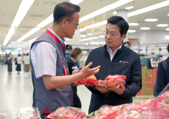 산업차관 “내수 회복 더뎌…대형마트 할인행사 확대 당부”