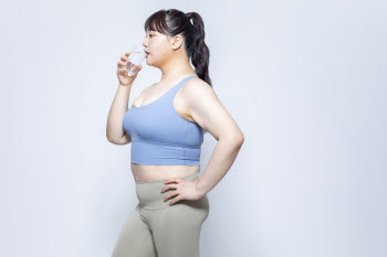 "일주일 물 단식으로 7kg 뺐다고?"…과연 건강엔 괜찮을까?