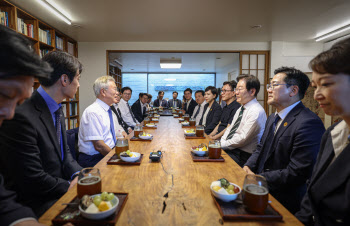 '文수사' 본격 대응 나선 민주당 "제2의 논두렁시계 사건"