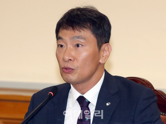 이복현 "은행권, 가계부채 체계적 관리해야…대출절벽 안돼"[일문일답]