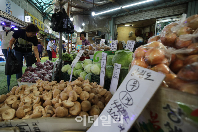 채소 구매하는 시민들                                                                                                                                                                              