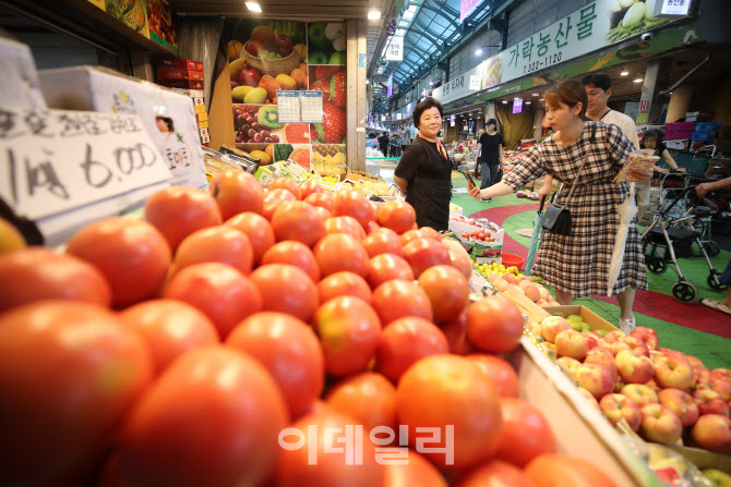 추석 앞두고 과일 구매하는 시민들                                                                                                                                                                  