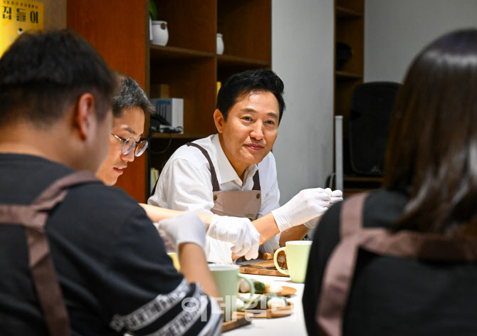 고립·은둔 청년들과 추석 송편을 빚는 오세훈 서울시장                                                                                                                                              