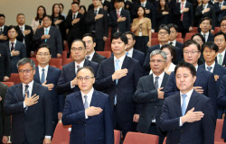 [포토]국민의례하는 이원석 검찰총장과 검사들                                                                                                                                                             