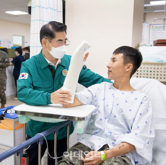 장병 격려하는 김용현 국방부 장관                                                                                                                                                                  
