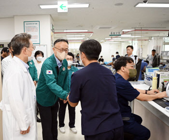 의료진 격려하는 이한경 행안부 재난안전관리본부장