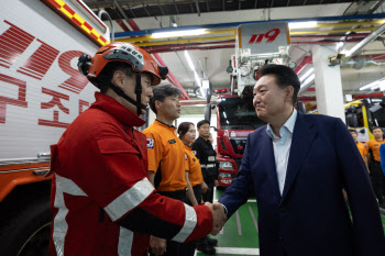 경찰·소방서에 격오지 군부대도…尹, 추석 연휴 ‘제복 영웅’ 격려