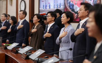 국기에 대한 경례하는 국무위원