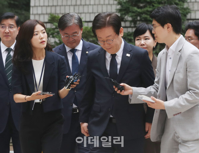  취재진에 답변하며 법정향하는 이재명 대표                                                                                                                                                         