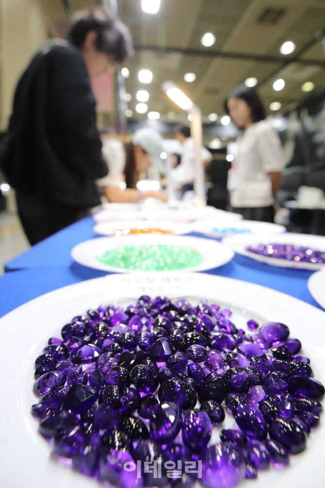 국제 주얼리&액세서리 쇼, 재료 고르는 관람객                                                                                                                                                       