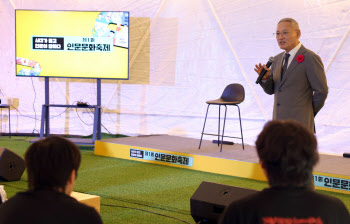 첫 인문축제 간 유인촌 “사회문제 해법, 결국 답은 인문학”