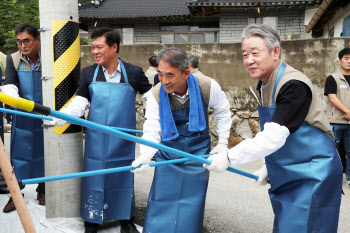 사랑의 집고치기 참여한 강호동 농협회장