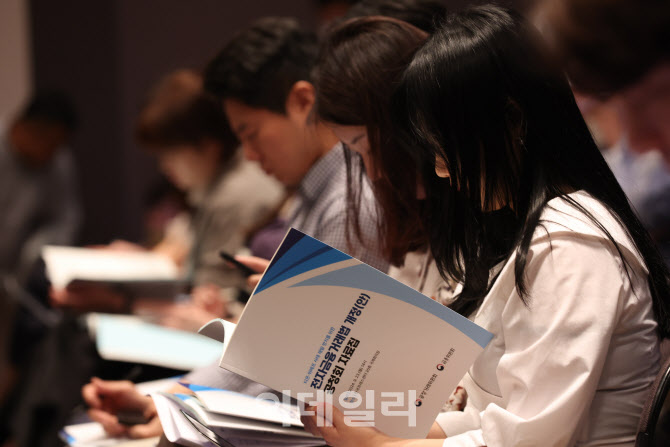 자료 살펴보는 참석자들                                                                                                                                                                            