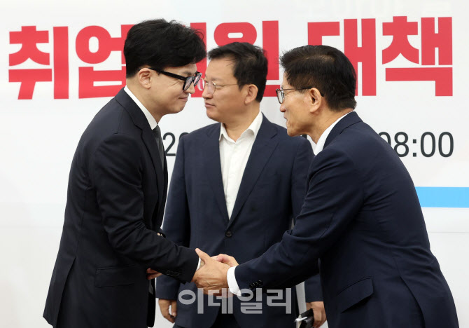 청년 취업지원 대책, '악수하는 한동훈-김문수'                                                                                                                                            