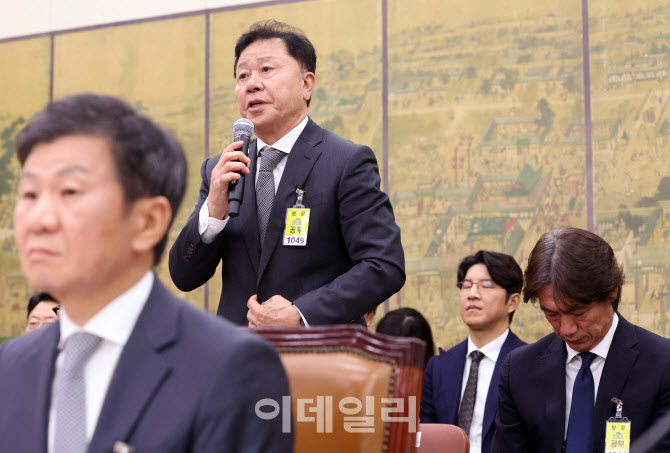 답변하는 정해성 전 전력강화위원장                                                                                                                                                                 