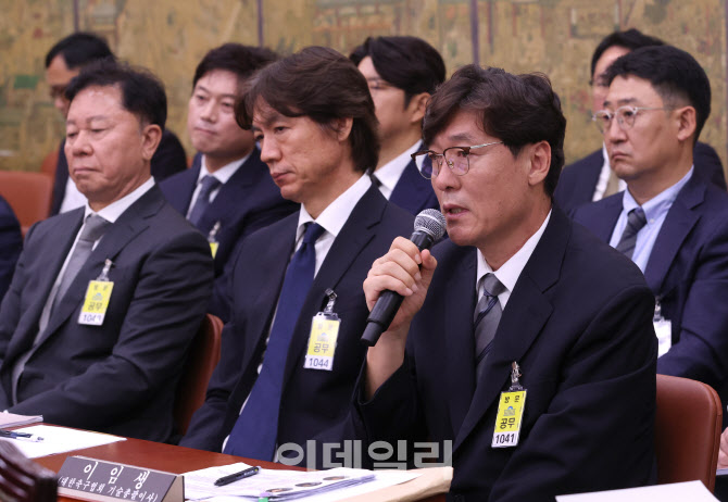 '답변하는 이임생 기술총괄이사'                                                                                                                                                          