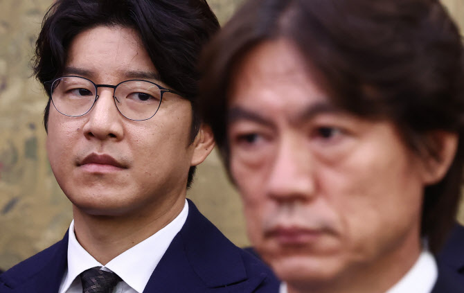 홍명보 바라보는 박주호                                                                                                                                                                                  