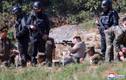 "불안한 김정은?"...방아쇠에 손가락 건 무장 경호원, 北 '뒷말'	