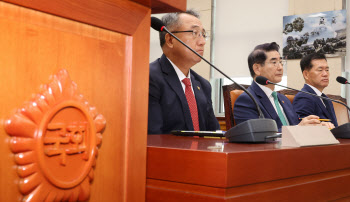 국회 국방위, 국감 증인 논의…野, 채해병·靑 이전 관련 증인 추가 요구