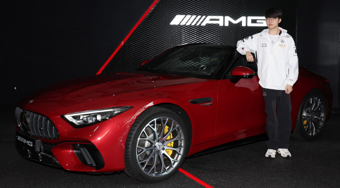  '페이커' 이상혁, 맞춤 제작된 AMG 차량과 함께                                                                                                                                           