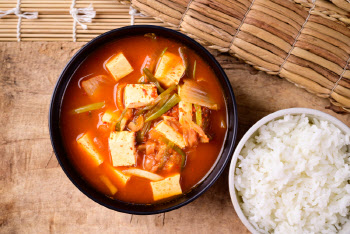 "김치찌개엔 미꾸라지를" 한식진흥원 소개 조리법...이게 맞나