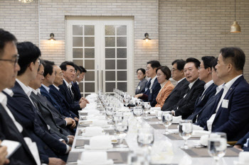 韓 빠진 ‘화기애애’ 與지도부 만찬…윤한 갈등 악화 새 국면