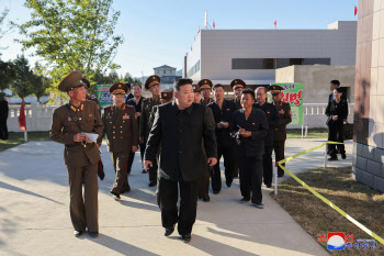 北김정은, 평북도 지방공업공장 건설 현장 지도… 애국심 강조