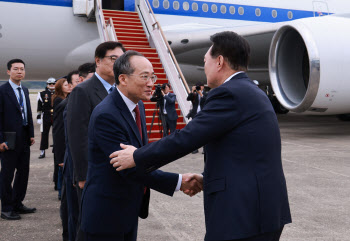 윤석열 대통령 부부, 동남아 3국 순방차 출국…아세안정상회의 참석