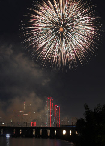 한강 불꽃축제에 편의점 매출액도 '터졌다'…핫팩·호빵 불티