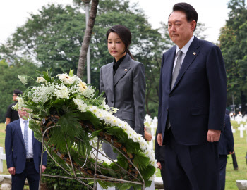 尹, 아세안서 경제·안보 두 토끼 다 잡는다…마닐라 도착