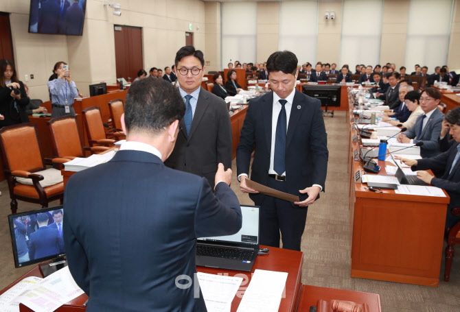 행안위, '21그램 대표 김태영, 이승만 동행명령장 집행'                                                                                                                                    