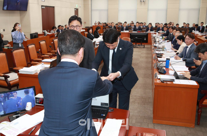 행안위 국정감사, '21그램 대표 김태영, 이승만 동행명령장 집행'                                                                                                                           