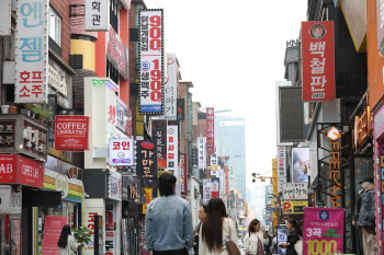 외국어 표기 상점 간판 상당수 보이는 거리