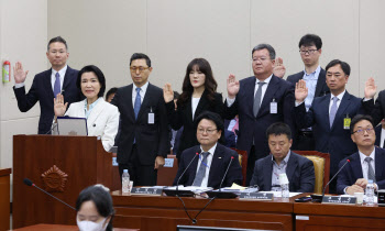 국정감사, '증인 선서하는 이진숙'