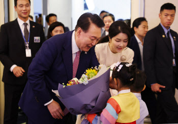 尹 "싱가포르 구석구석에 한국인 손길 깃들어"